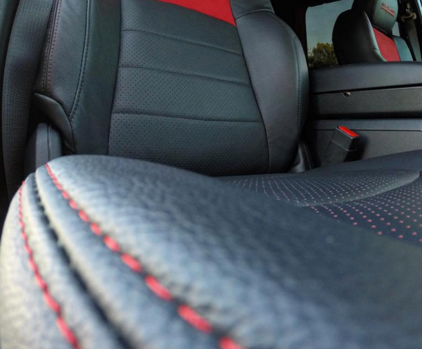 Jok mobil dengan aksen jahitan kontras